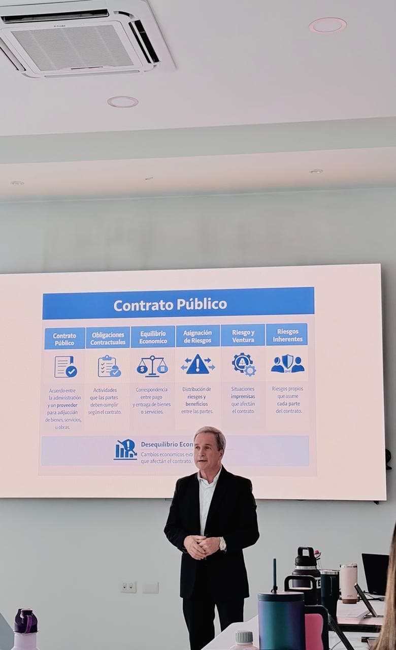 Dr. Óscar Eduardo González Camacho durante la ponencia sobre el contrato público y el equilibrio económico