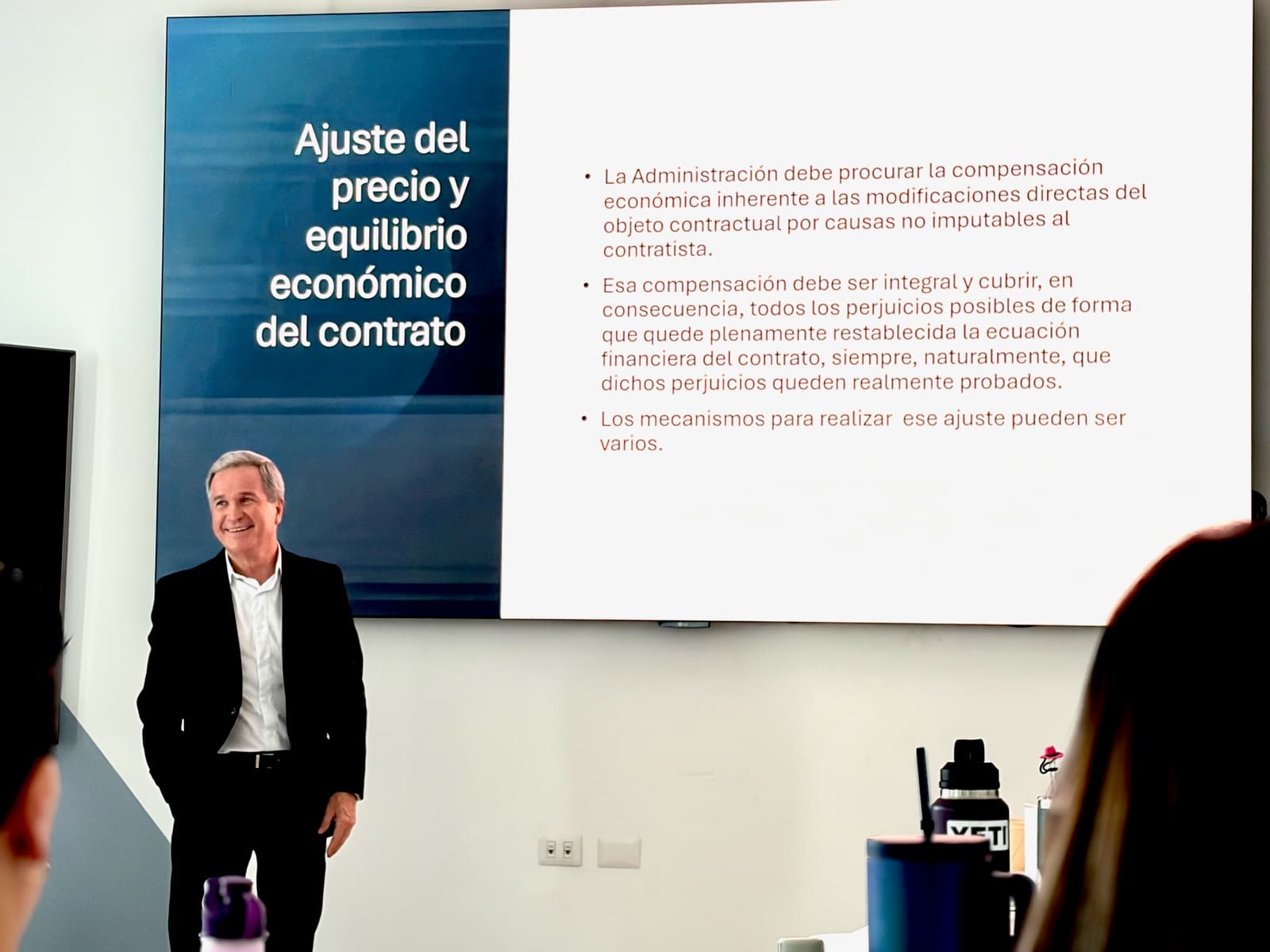 Dr. Óscar Eduardo González Camacho exponiendo el equilibrio económico del contrato